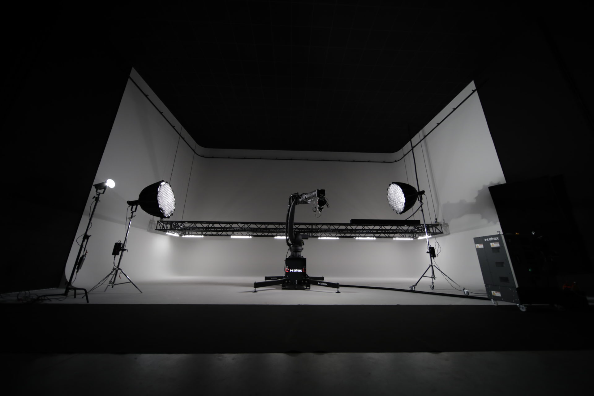 Grand plateau de tournage avec cyclorama et robot motion control Halphastudio