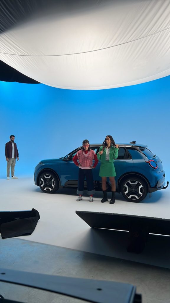 Équipe de production de l'agence Elle Est Belle en tournage voiture chez Halpha Studio Grand Paris.