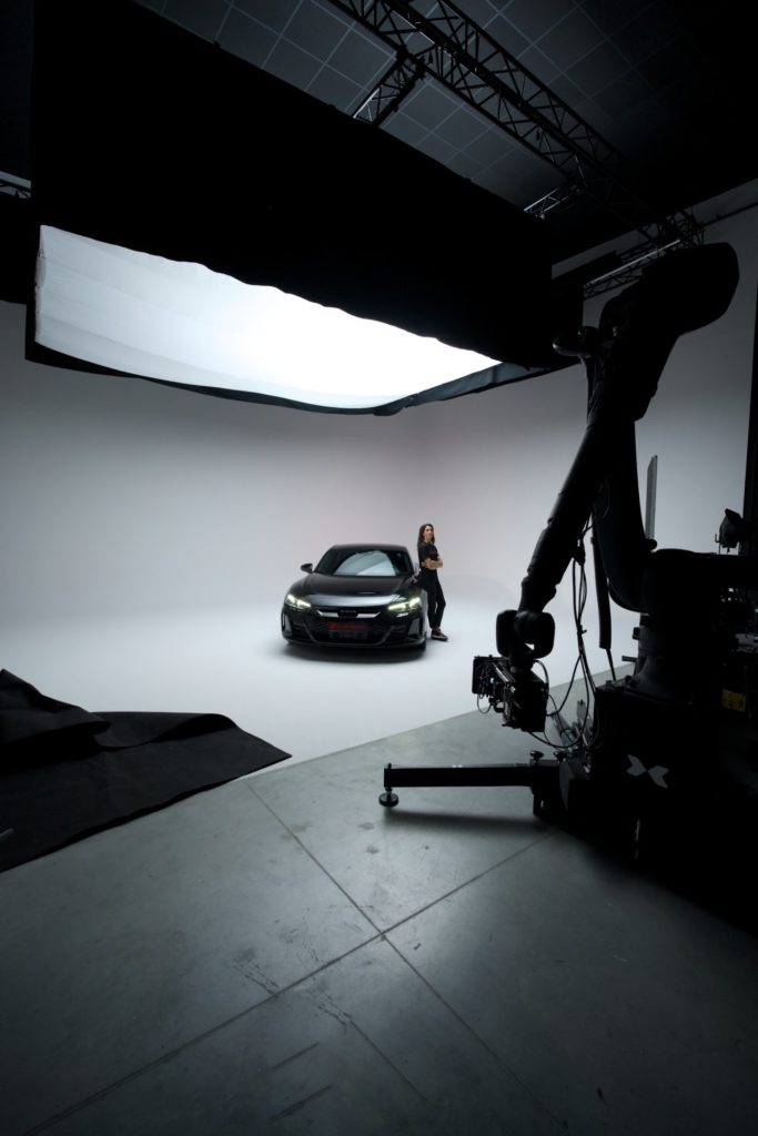 Coulisse tournage Audi france X Margot Laffite dans les studios de tournage HalphaStudio avec le robot de motion control atrax
